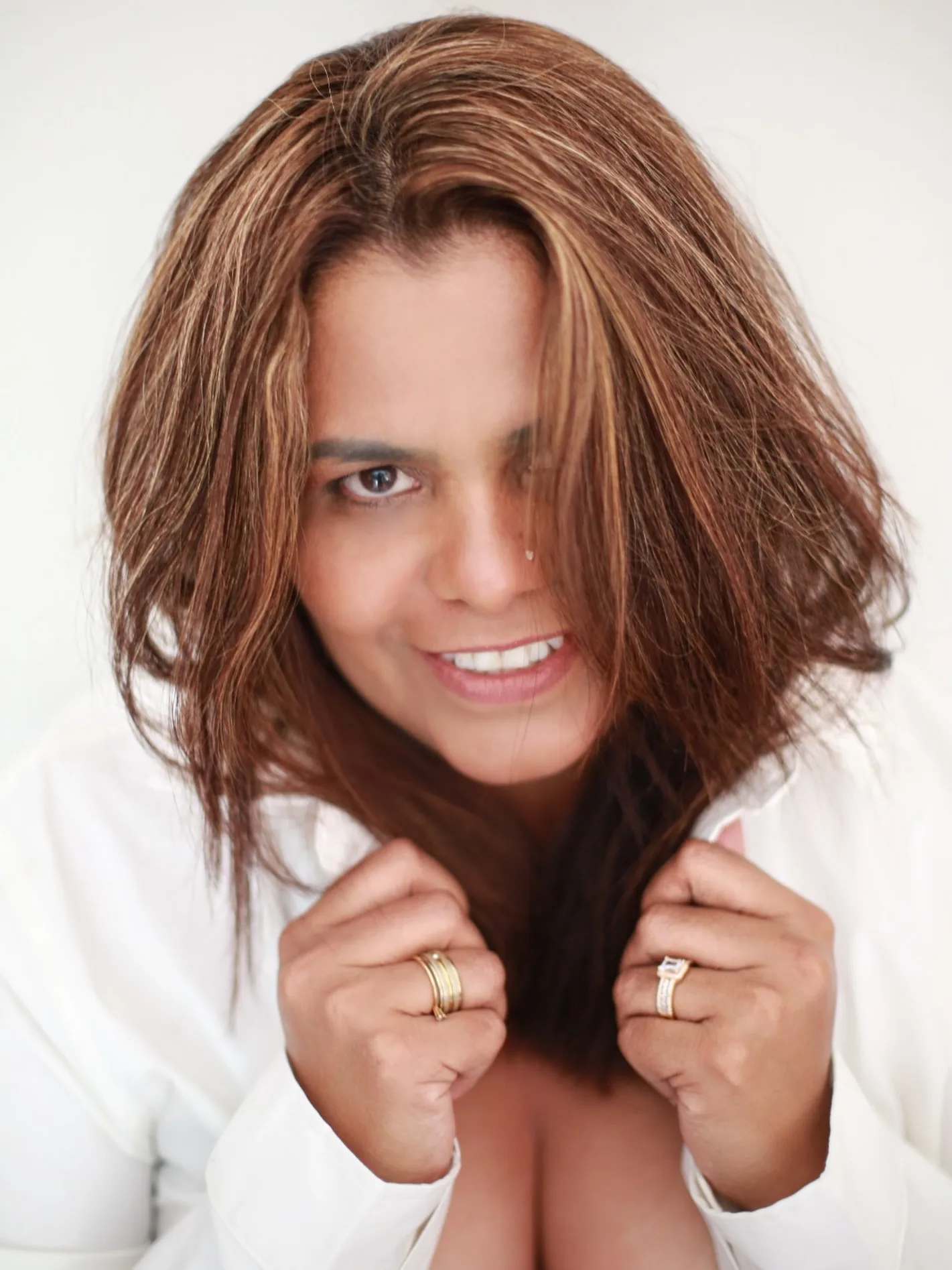 Retrato de mulher segurando a gola de uma camisa branca