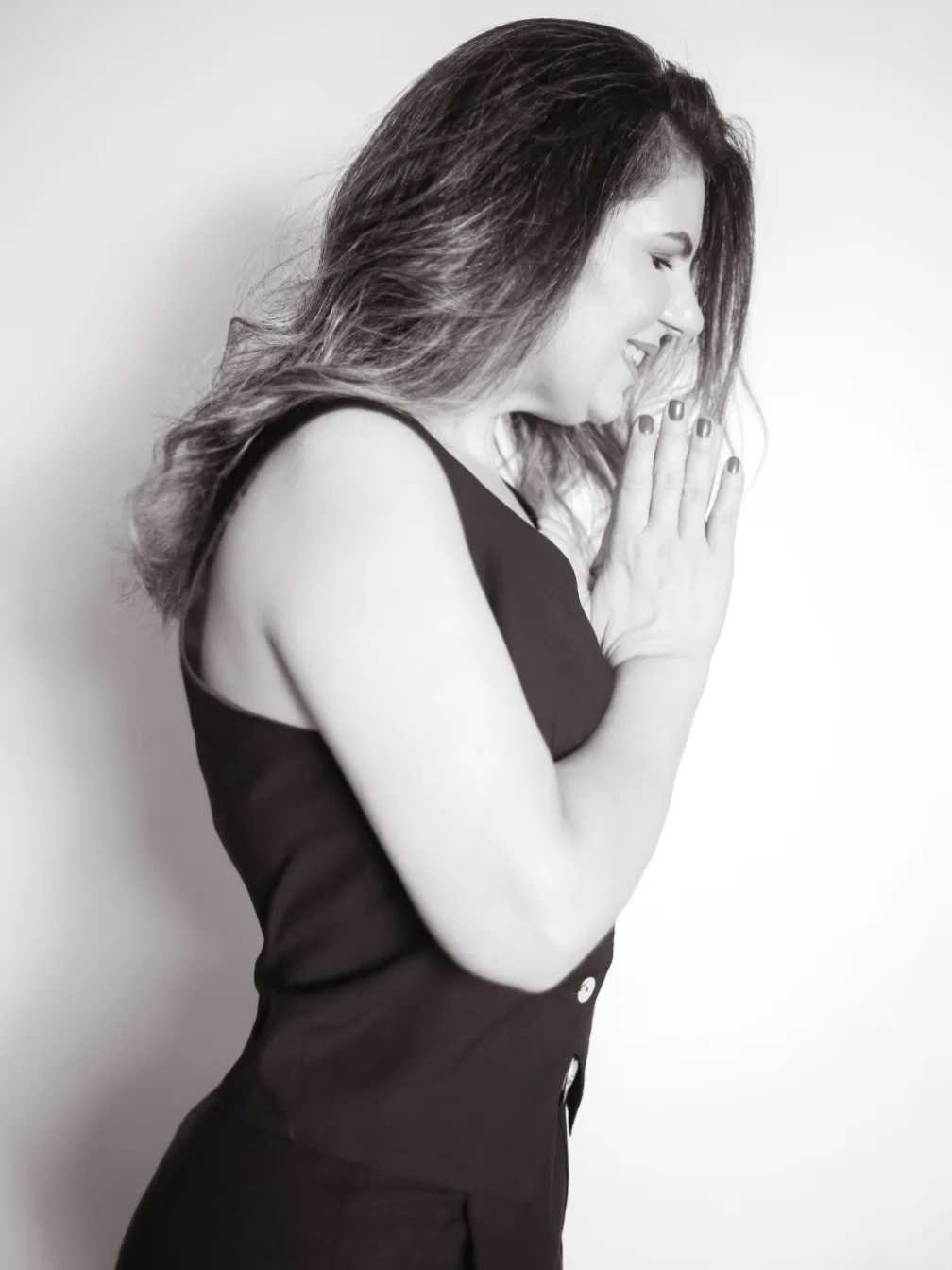 Retrato em preto e branco de mulher com body preto