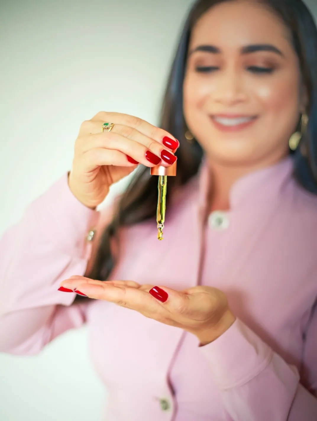 Mulher segurando uma joia entre as mãos